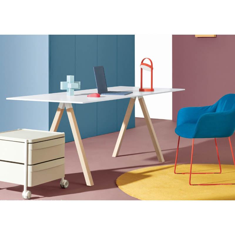 Arki 7 desk table with a white laminate top and light wood frame in a modern office setting.