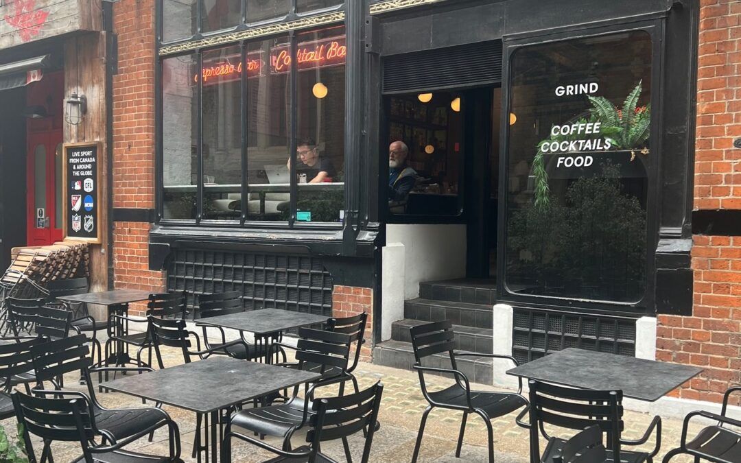 How to Choose the Best Outdoor Restaurant Tables