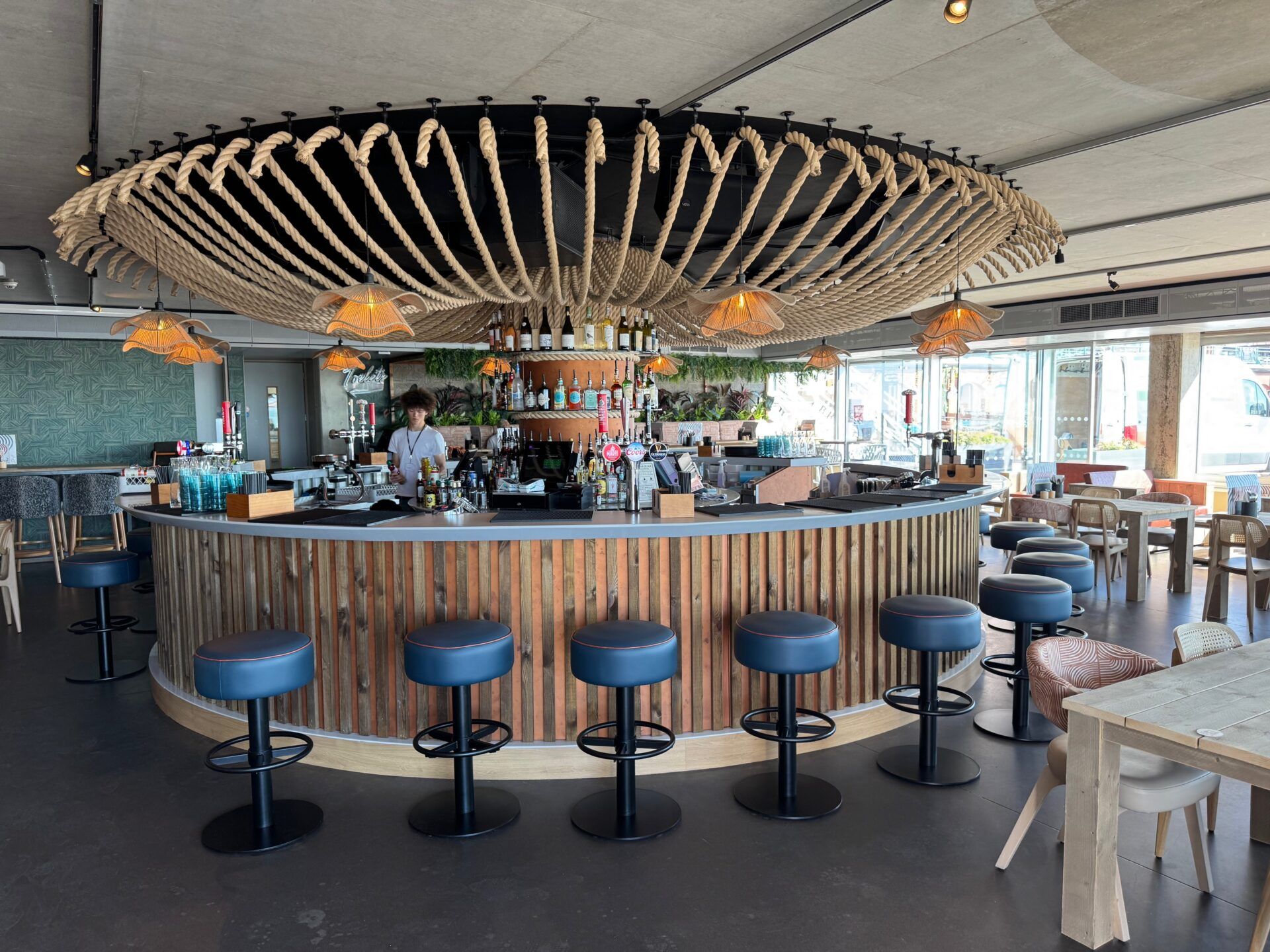 contract furniture for hotels and restaurants