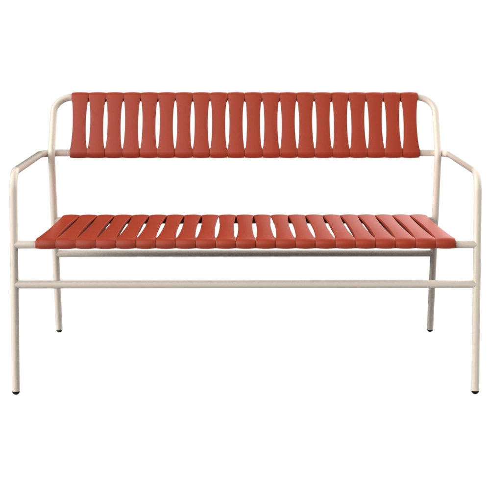 Gelato Bench, front view. Rust-colored recycled polypropylene seat and back slats, white metal frame. Modern outdoor furniture.