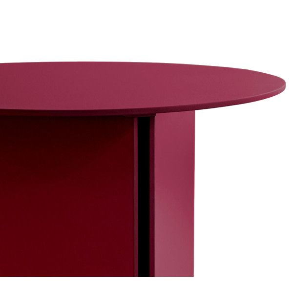 Close-up of the Estratto round coffee table in a vibrant magenta finish, showcasing the geometric metal pedestal base.