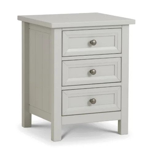 Maine bedside table in light grey with three storage drawers, featuring a classic wooden frame and round metal knobs.